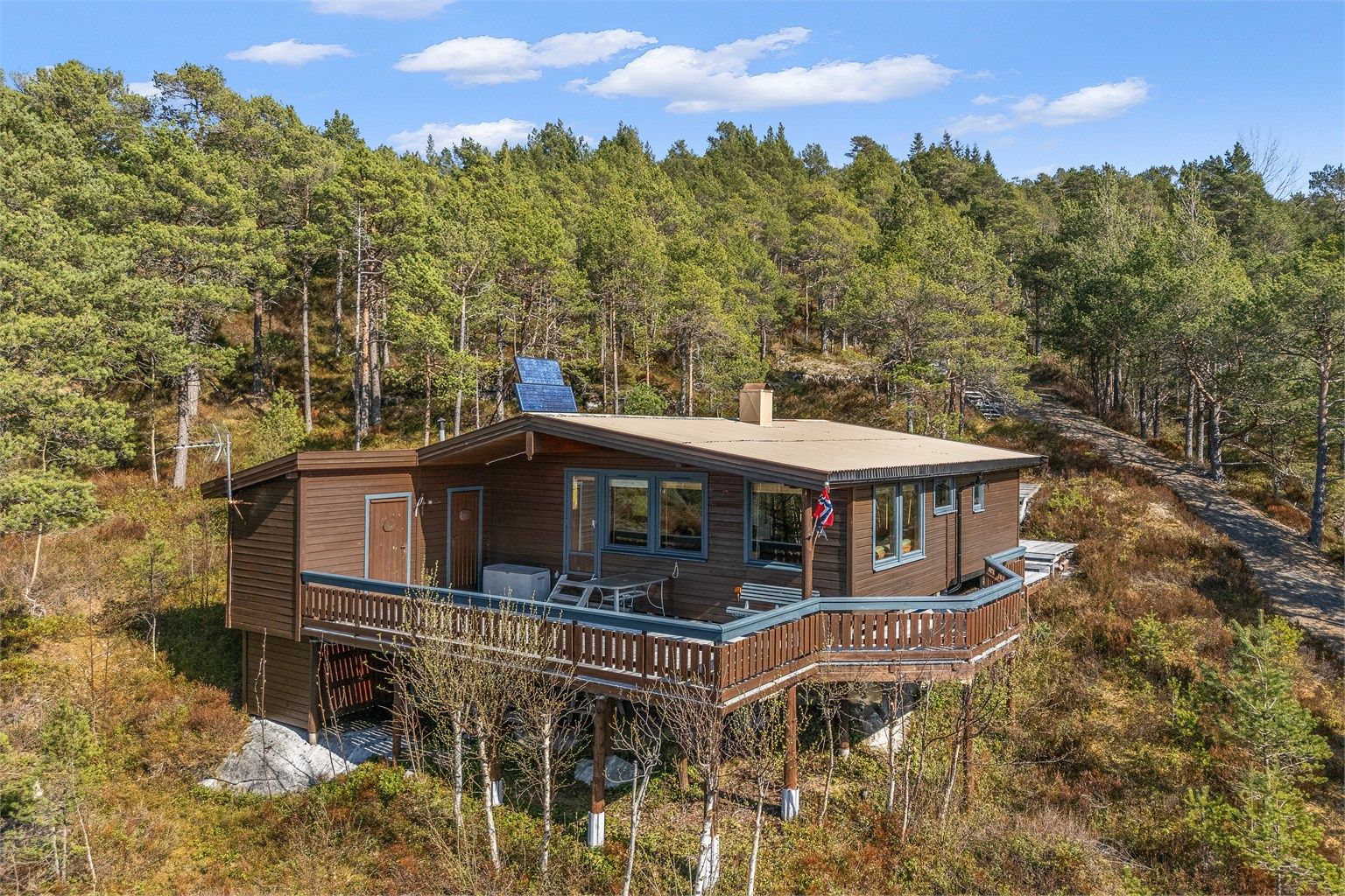 Velkommen til Hollaveien 878 – en sjarmerende fritidsbolig med naturskjønne omgivelser og fantastisk utsikt mot sjø og fjell.