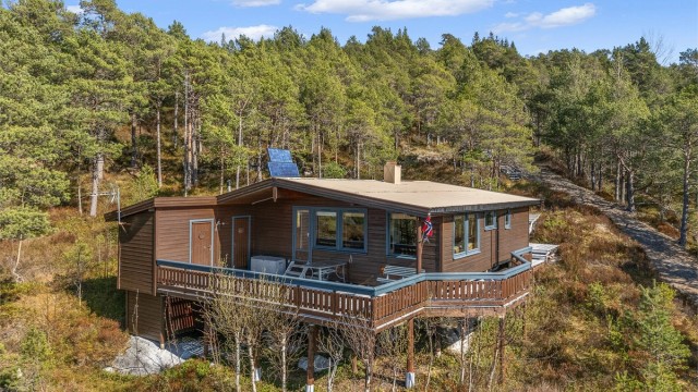 Velkommen til Hollaveien 878 – en sjarmerende fritidsbolig med naturskjønne omgivelser og fantastisk utsikt mot sjø og fjell.