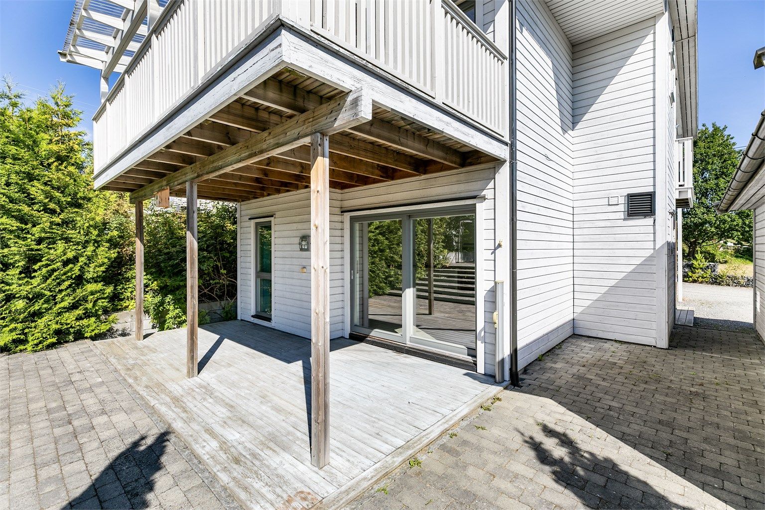 Leiligheten er gjennomgående i første etasje og har kvaliteter som enkel adkomst, stort uteareal og garasje.