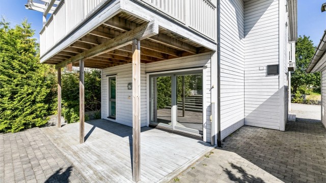 Leiligheten er gjennomgående i første etasje og har kvaliteter som enkel adkomst, stort uteareal og garasje.