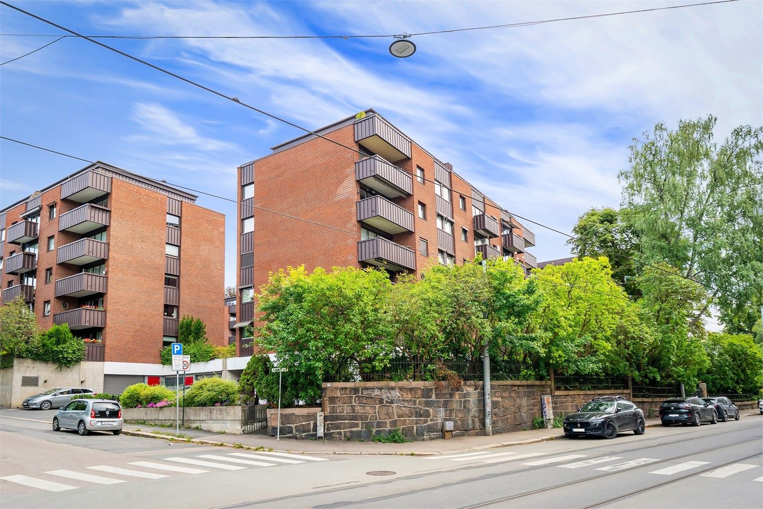 Fra Frogner plass, kun et par minutters gange unna, går trikk 12 og buss 20.