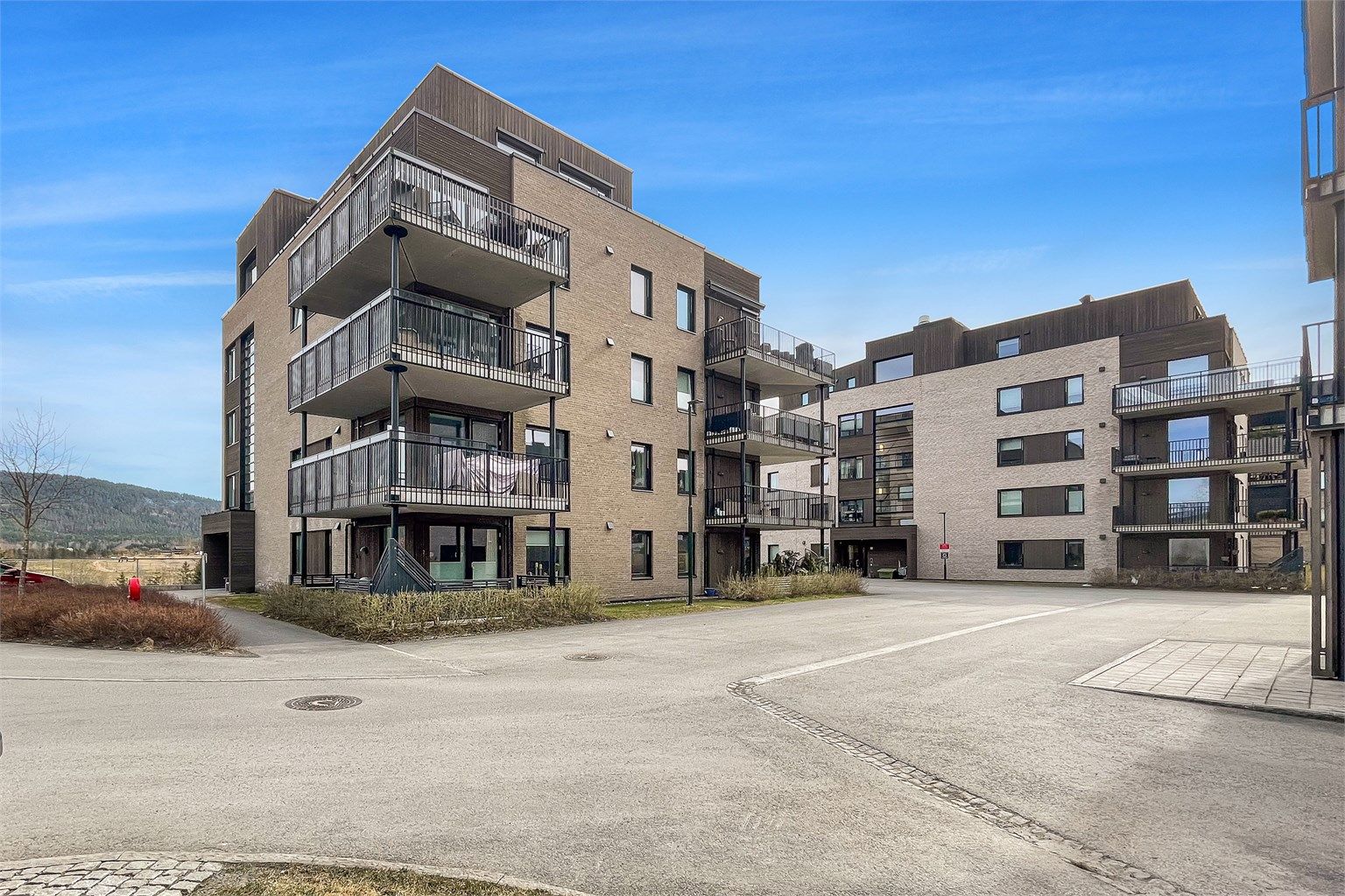 Leiligheten ligger i byggets 4. etg, som sørger for meget gode solforhold.