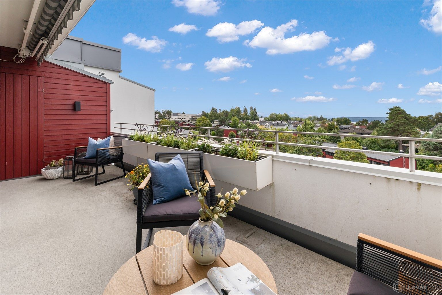 En praktisk utvendig bod på 2 m² gir ekstra lagringsplass på terrassen.