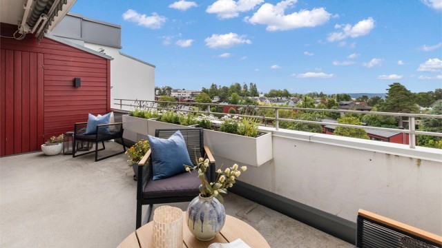 En praktisk utvendig bod på 2 m² gir ekstra lagringsplass på terrassen.