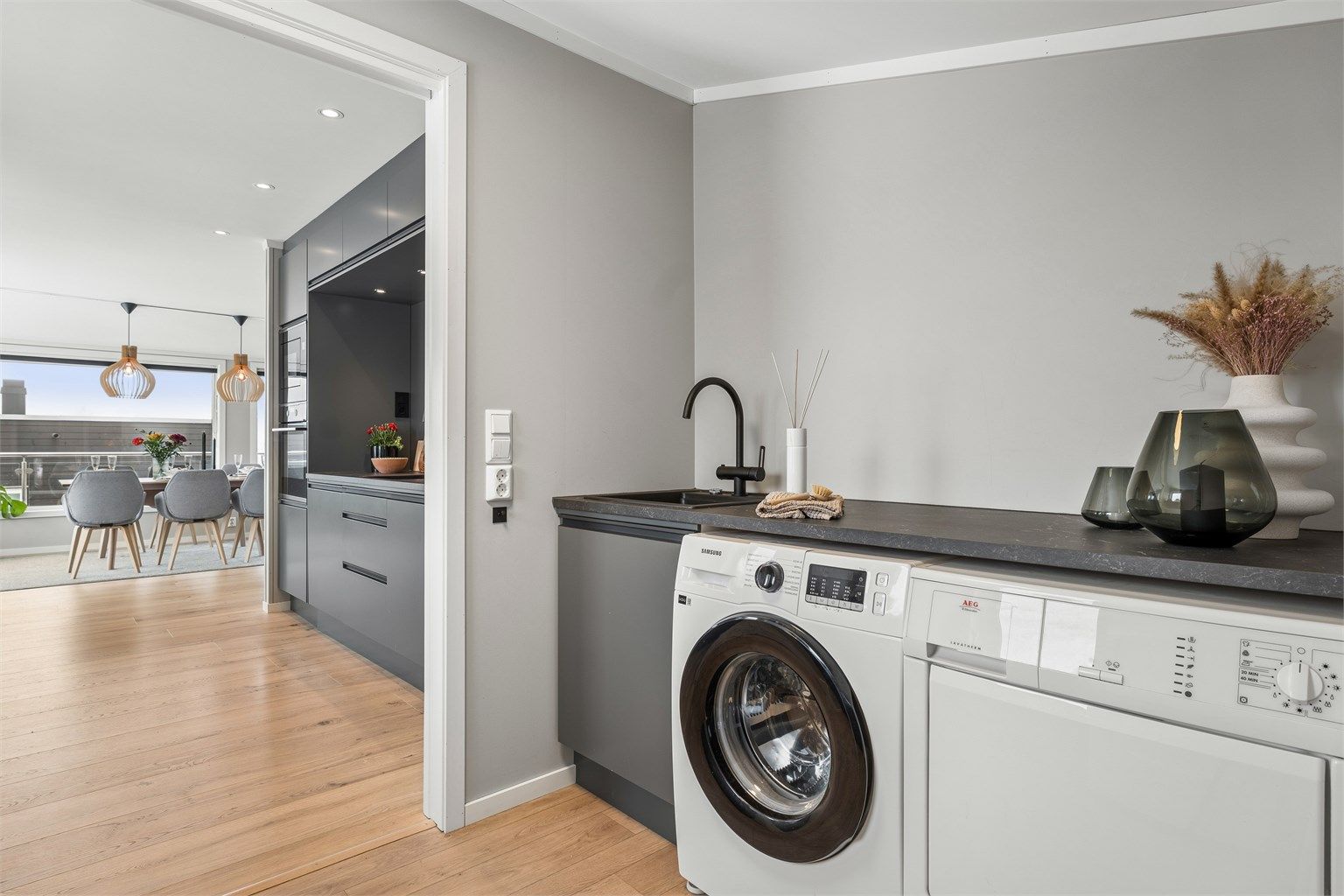 Innenfor kjøkkenet har man et svært praktisk grovkjøkken/vaskerom.