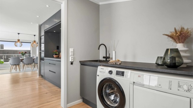 Innenfor kjøkkenet har man et svært praktisk grovkjøkken/vaskerom.