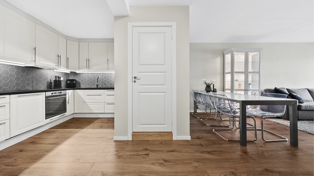 Mellom kjøkken og stue har borettslaget renovert vaskerommet.