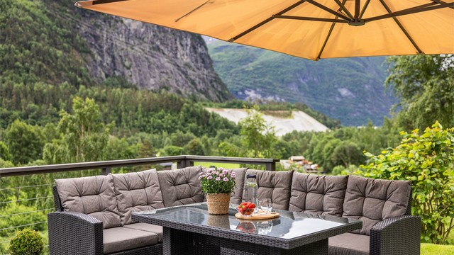 I følge selger er det sol på terrassen fra ca 06.00 - 18.30 om sommeren