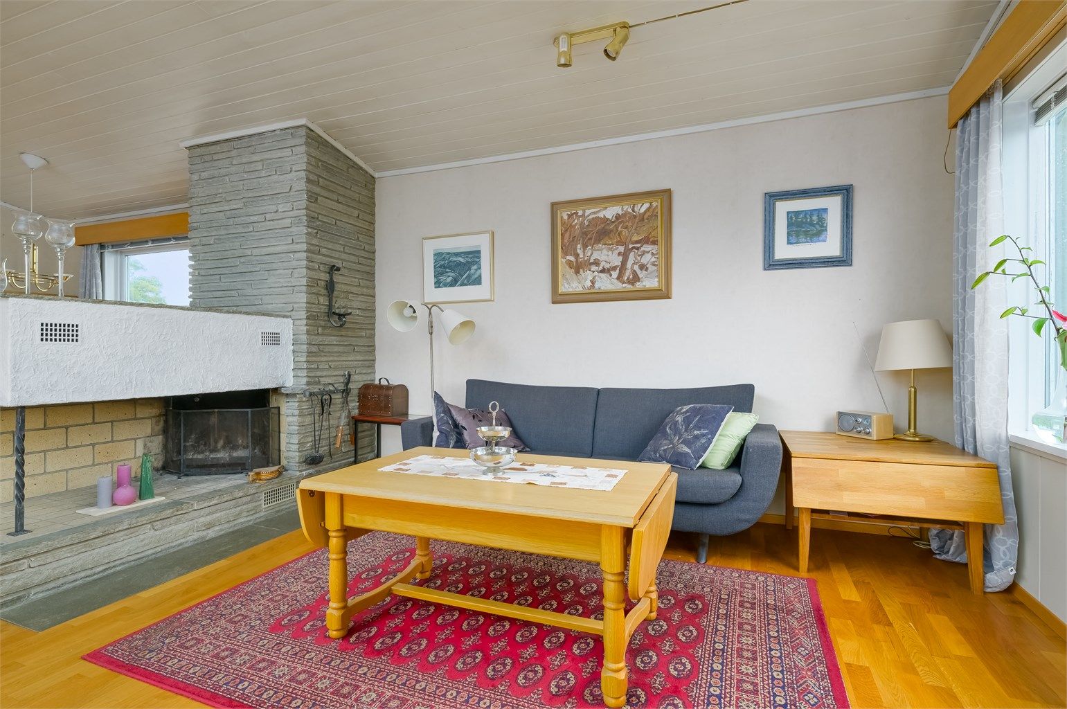 Elegant peis er plassert sentralt i stuen -ypperlig for koselige kvelder