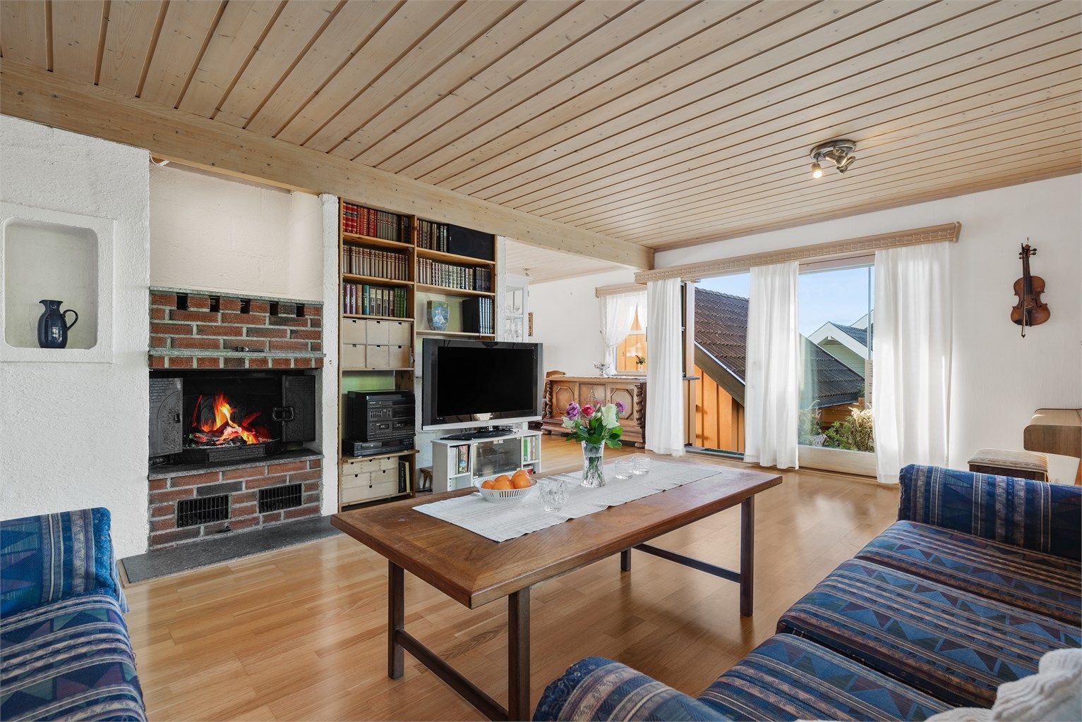 Det er delvis åpen stue- og kjøkkenløsning.