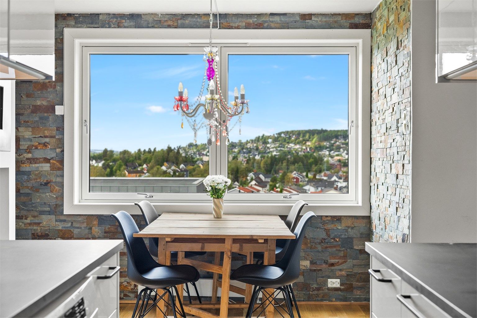 God plass til spisebord i spisestuen 