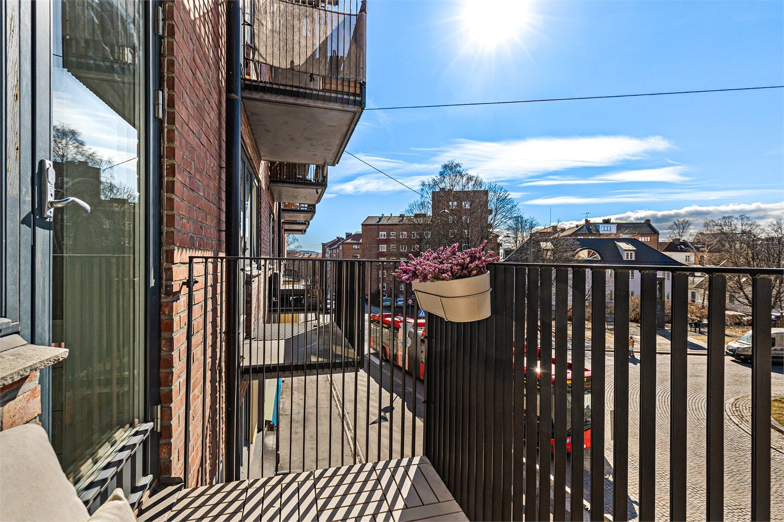 En gjennomgående og moderne 2-roms med attraktiv beliggenhet og balkong!