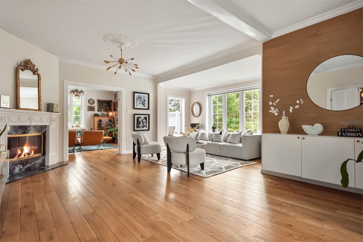 Flere stuer, store vinduer, gode takhøyder, rosetter i himlinger og profilert listverk er noen av elementene som ivaretar husets klassiske karakter