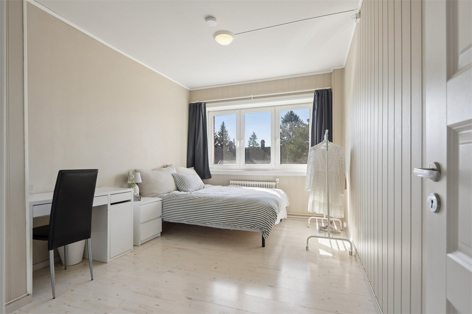 Leiligheten har tre soverom av god størrelse med plass til både dobbeltsenger og garderobeløsningner.