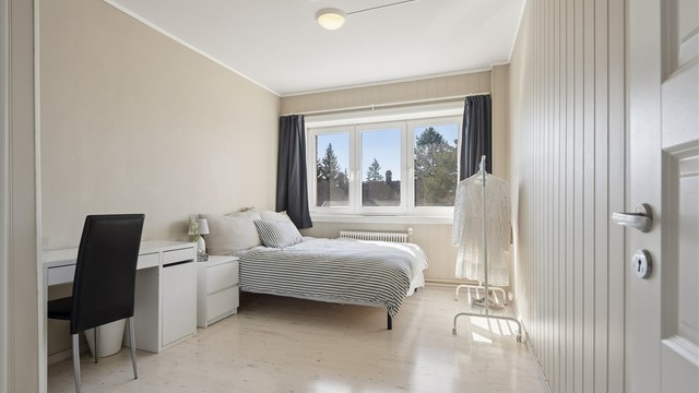 Leiligheten har tre soverom av god størrelse med plass til både dobbeltsenger og garderobeløsningner.