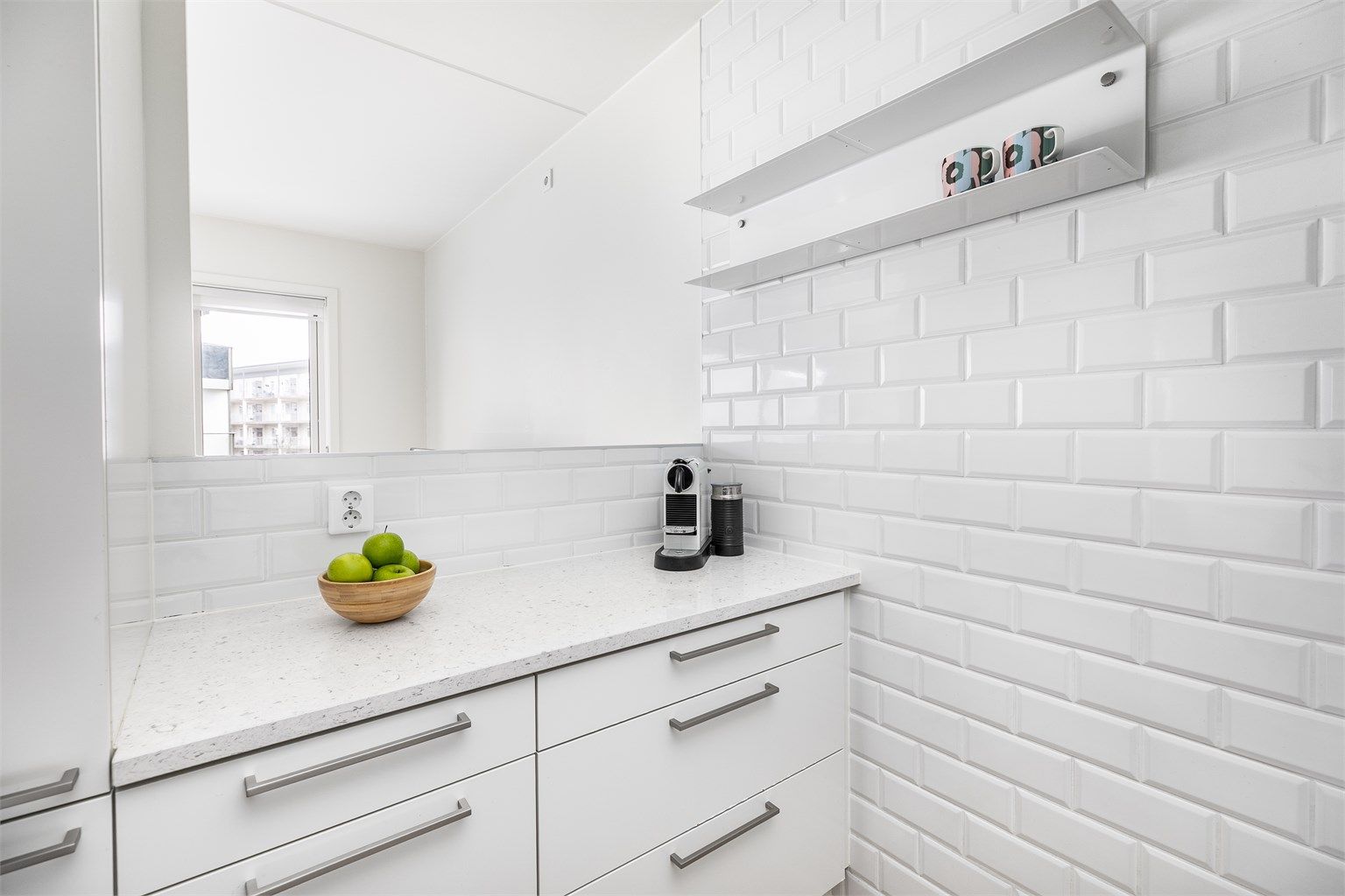 På kjøkkenet finner du oppbevaringsmuligheter for det grunnleggende av utstyr til daglig bruk.