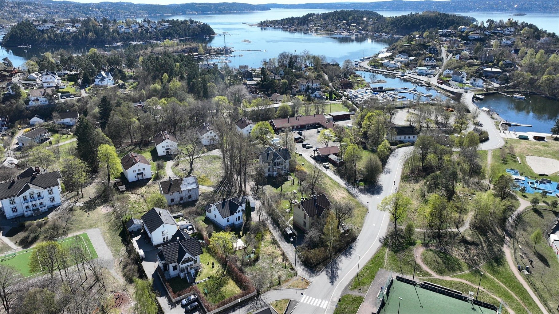 Eiendommen ligger i et etablert og attraktivt område, med nærhet til sjøen og grønne omgivelser.
Foto: 