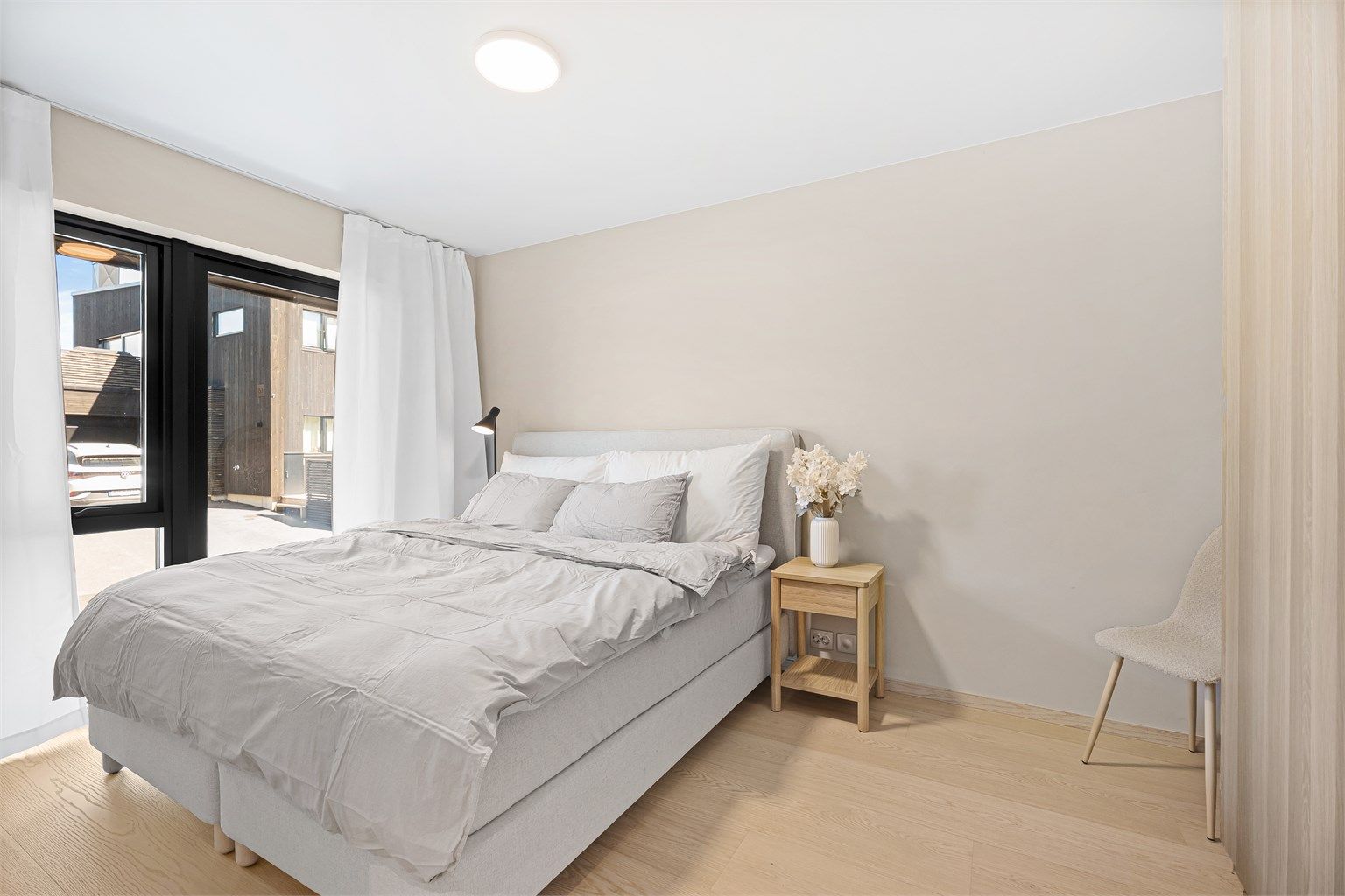 Soverom 2 - Romslig soverom med god plass til dobbeltseng, garderobe eller ekstra tv-stue?