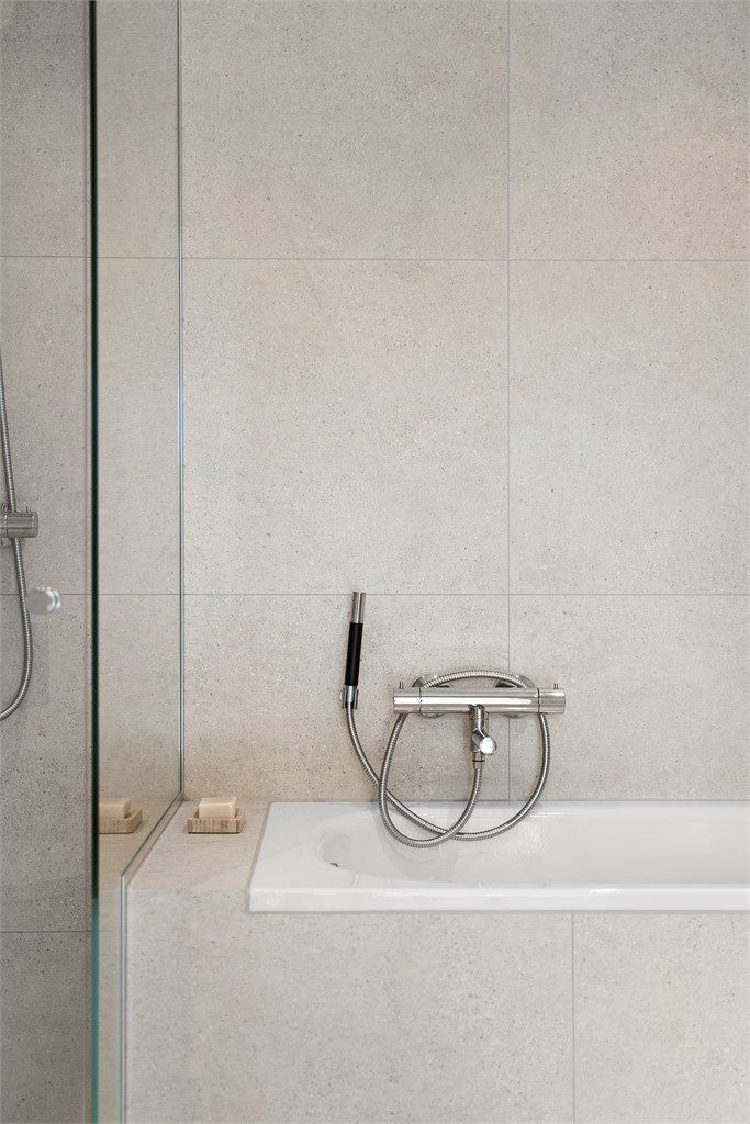 Innfliset badekar med glassdør fra glassmester. Blandebatteri fra Tapwell.