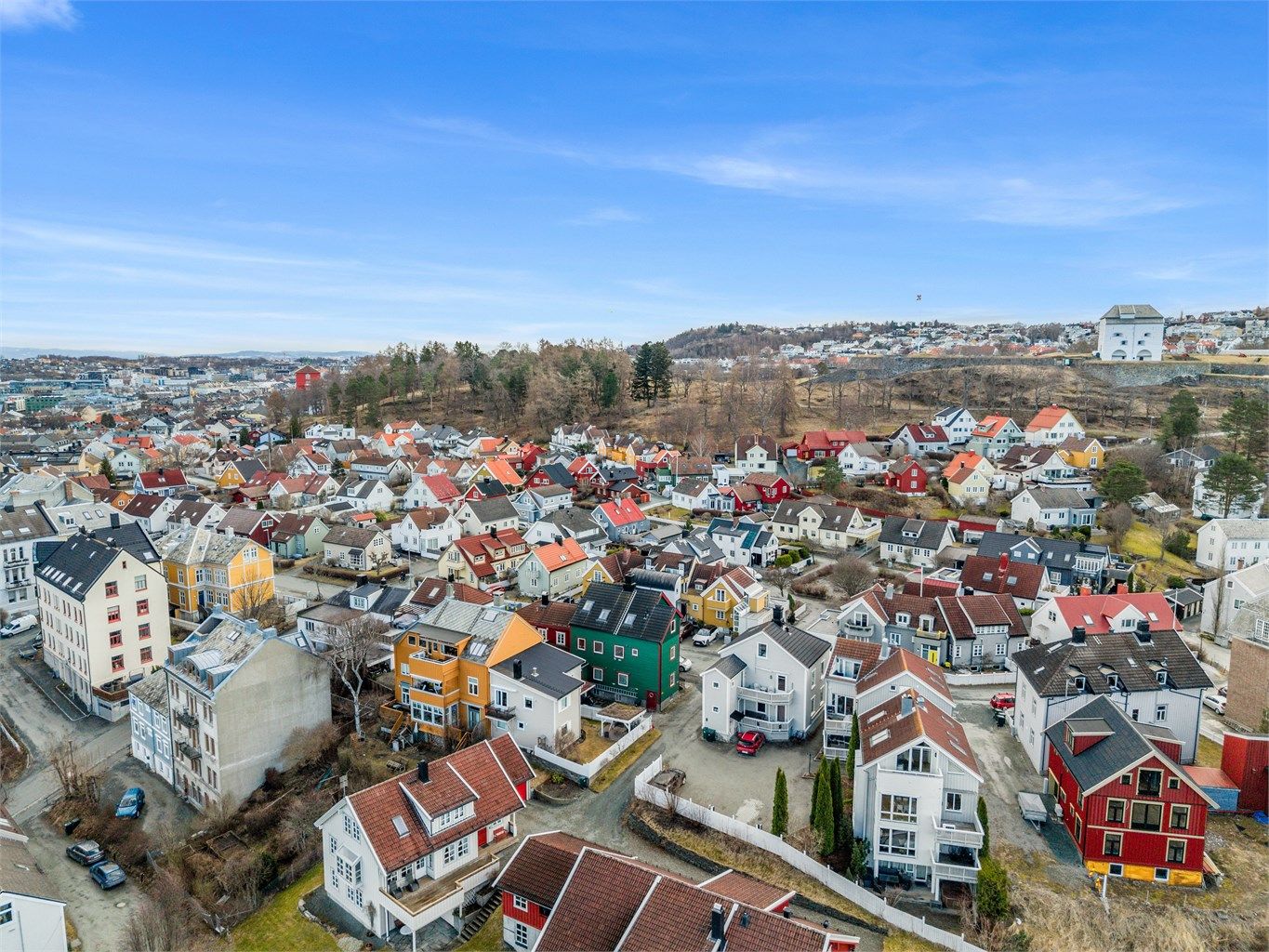 Fra eiendommen er det kort vei til Nidelva og den populære turstien langs elvebredden. På få minutters gange kommer du til sjarmerende Bakklandet kjent for sine brosteinsgater, fargerike trehus og et rikt utvalg av kaféer, restauranter og puber. 