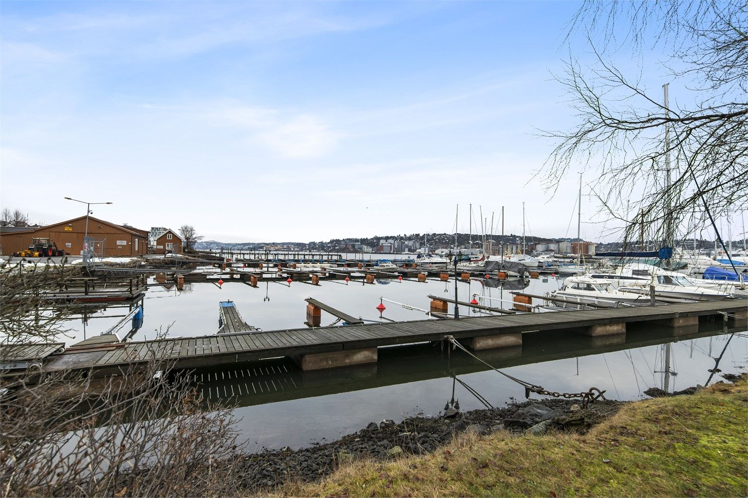 Det er kun en kort rusletur ned til sjøen og flere flotte rekreasjonsområder med både bademuligheter og flere bryggeanlegg.