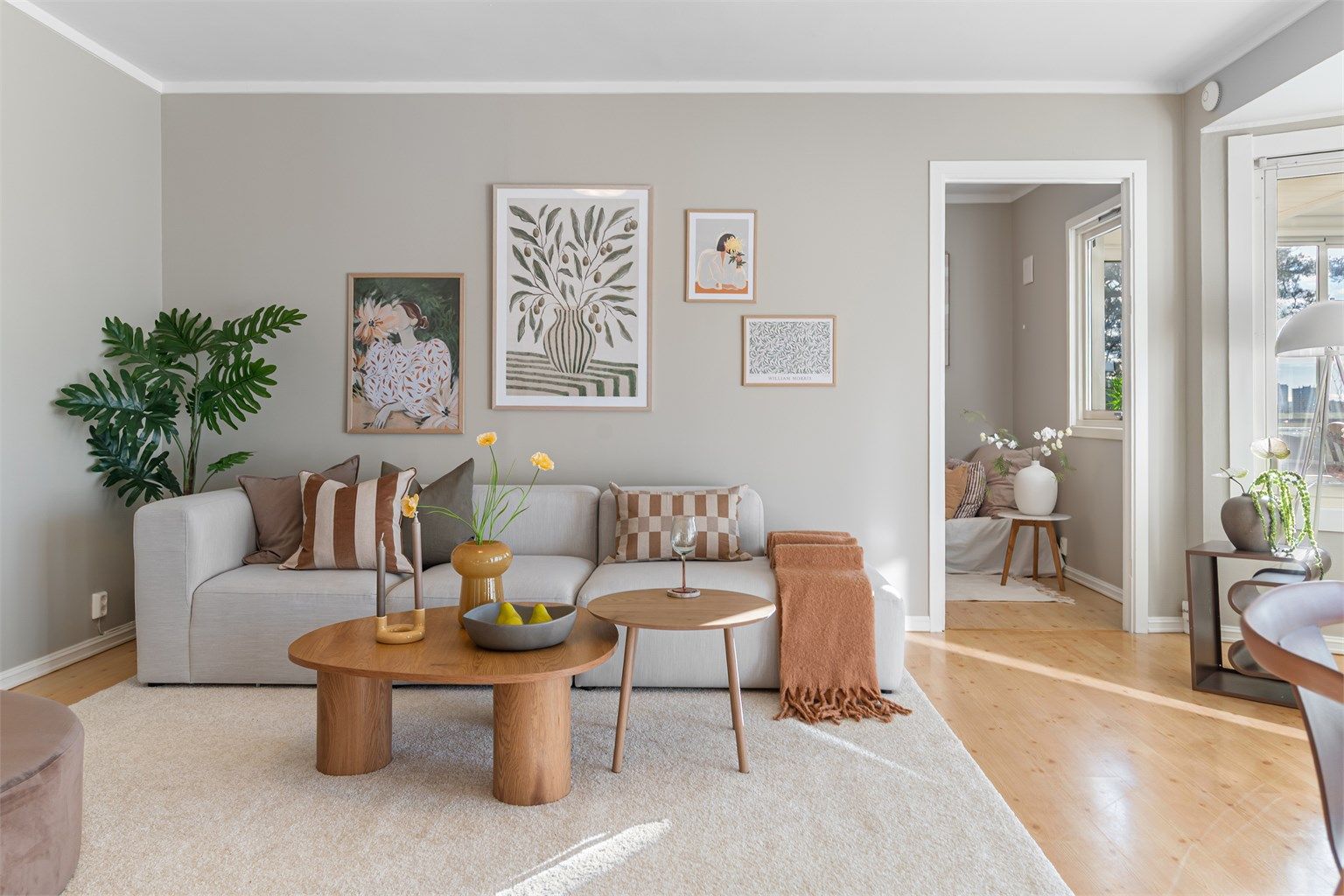 - Fra stuen er det tilkomst til ett av soverommene -