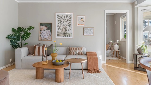 - Fra stuen er det tilkomst til ett av soverommene -