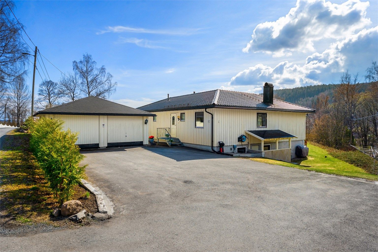 Her bor dere i rolige og barnevennlige omgivelser, med korte avstander til skoler, barnehager, offentlig kommunikasjon, handlemuligheter og nydelige turområder