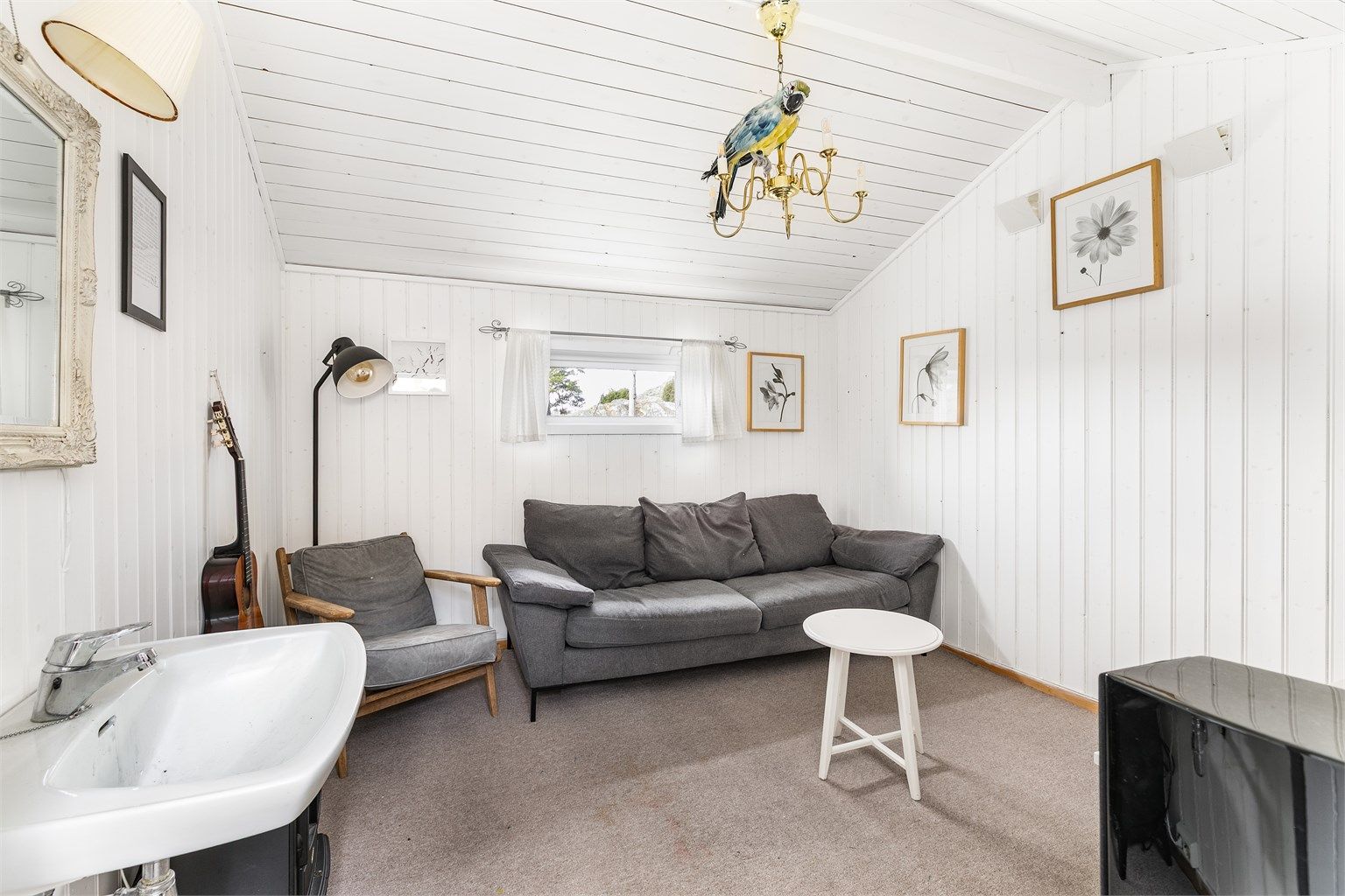 Innredning av vedskjulet til bruk for varig opphold er ikke bruksendret/omsøkt, og er heller ikke godkjent av kommunen. I gulvet er det lagt varme.