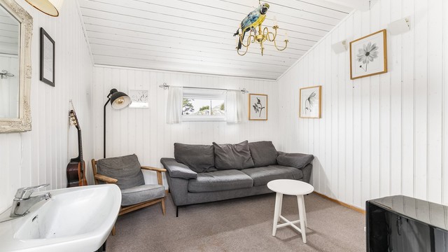 Innredning av vedskjulet til bruk for varig opphold er ikke bruksendret/omsøkt, og er heller ikke godkjent av kommunen. I gulvet er det lagt varme.