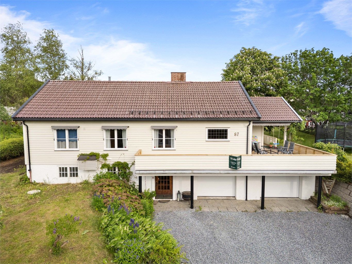 Det er montert nye porter/motorer til garasjen i 2021. 