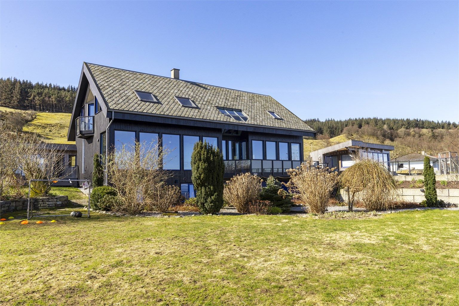 Eneboligen ligger fritt og usjenert til i landskapet.