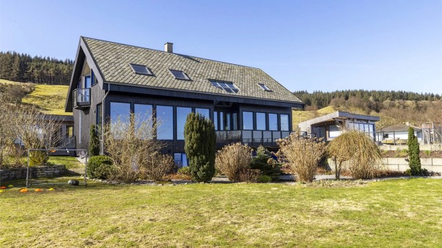 Eneboligen ligger fritt og usjenert til i landskapet.