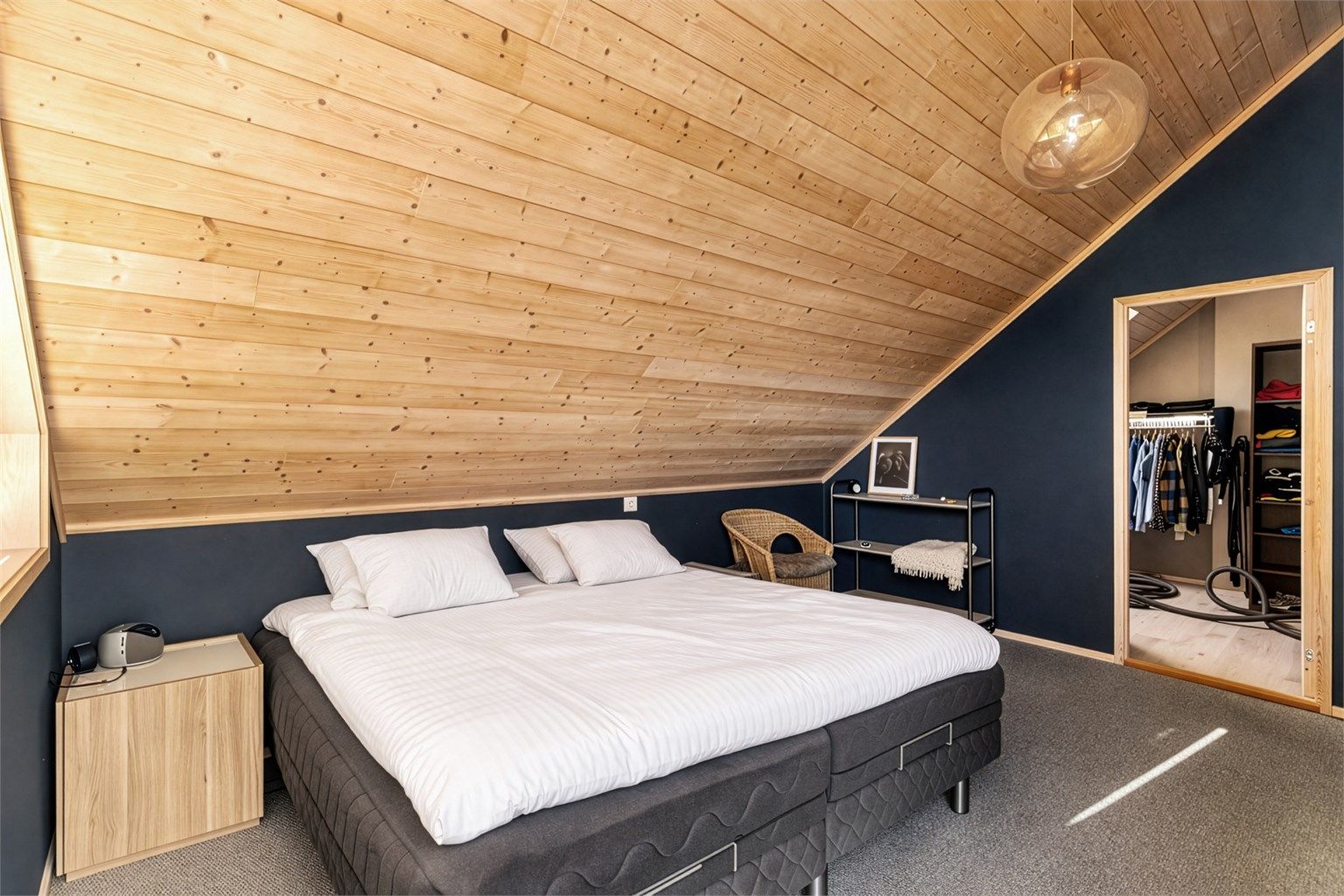 Bildet er redigert ved hjelp av AI.
Rommet er lunt og privat, med profilerte innerdører som på resten av etasjen. Utgang til balkong og eget garderoberom.