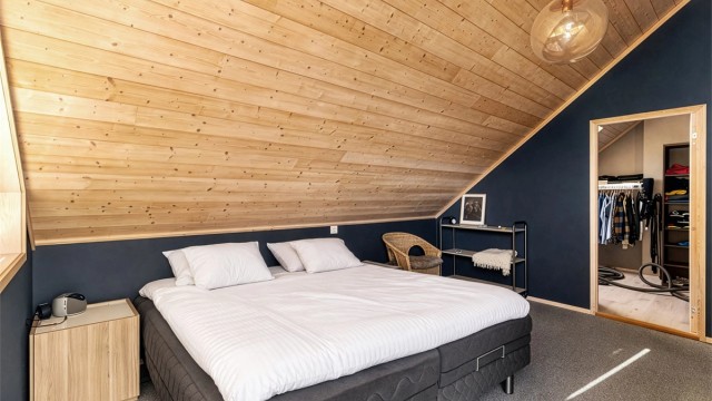 Bildet er redigert ved hjelp av AI.
Rommet er lunt og privat, med profilerte innerdører som på resten av etasjen. Utgang til balkong og eget garderoberom.