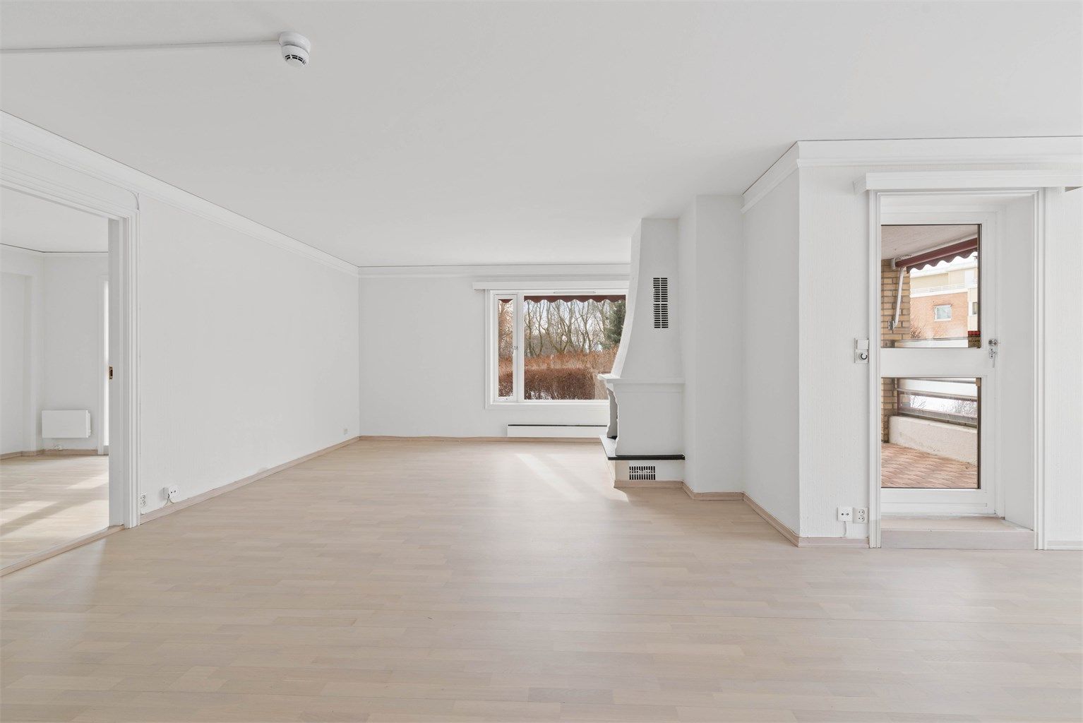 Lys og romslig stue med mange møbleringsmuligheter. Fra stuen er det utgang til balkong. 