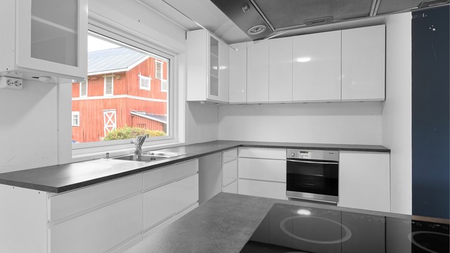 Nedfelt platetopp og takmontert ventilator. Integrert komfyr i benkeskap. Integrerte hvitevarer medfølger eiendommen.