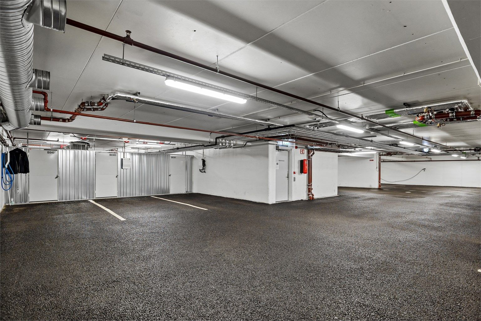 I tillegg til parkeringsplassene disponerer leiligheten en ekstern bod på ca. 10 m² i underetasjen.