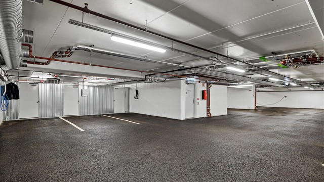 I tillegg til parkeringsplassene disponerer leiligheten en ekstern bod på ca. 10 m² i underetasjen.