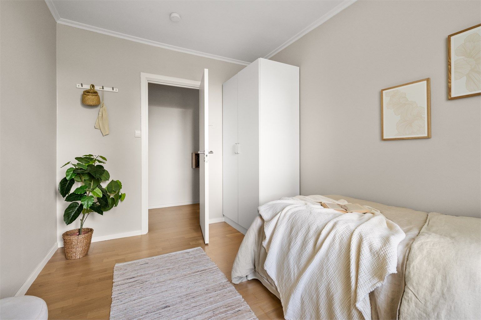 Her har du god plass til seng, garderobe og øvrig møblement. 