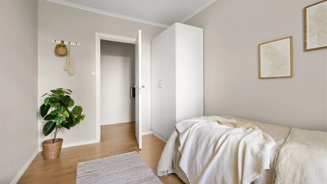 Her har du god plass til seng, garderobe og øvrig møblement.