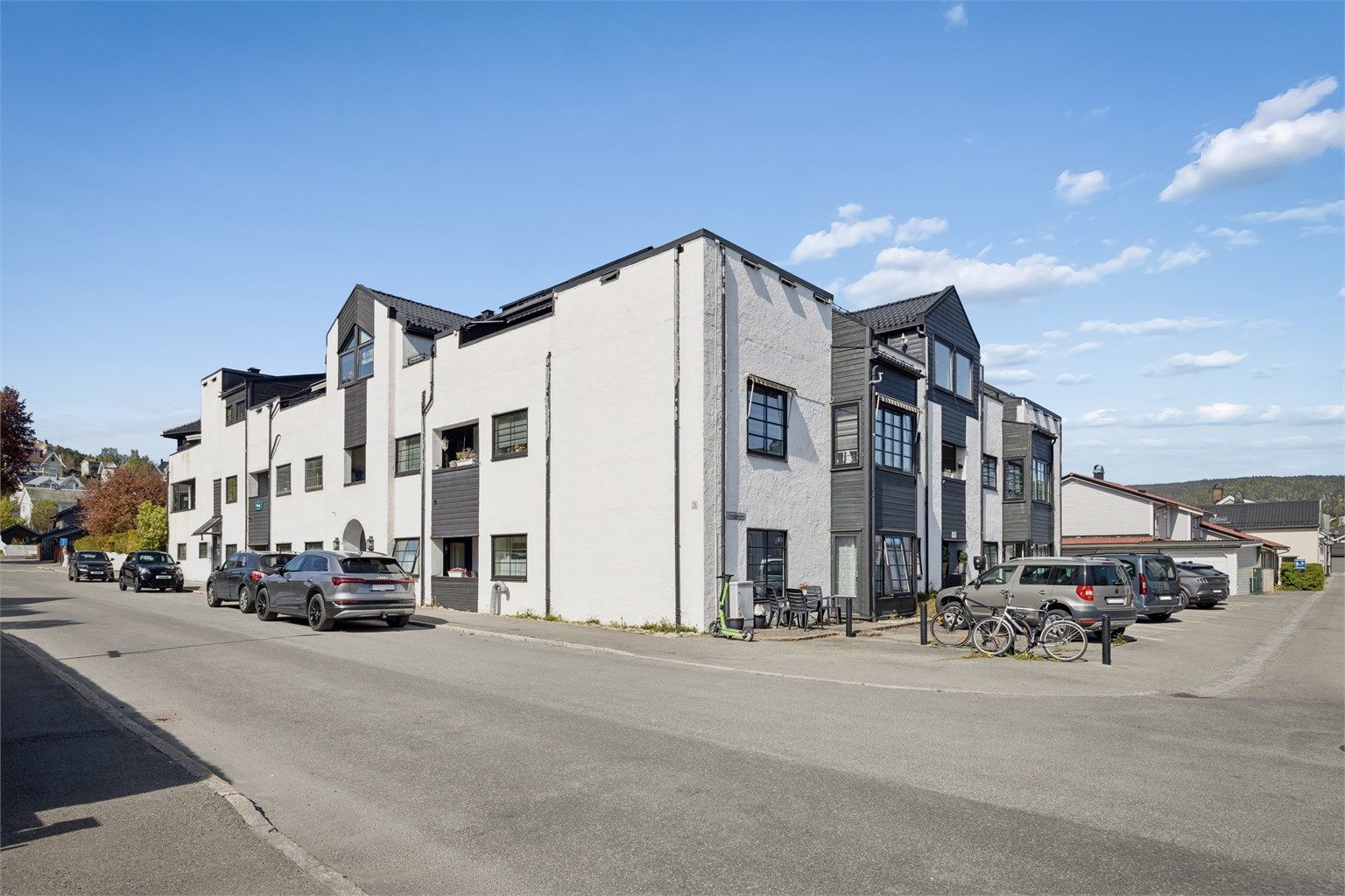Dette er et område som kombinerer roen fra et etablert boligstrøk med umiddelbar nærhet til byens fasiliteter. 