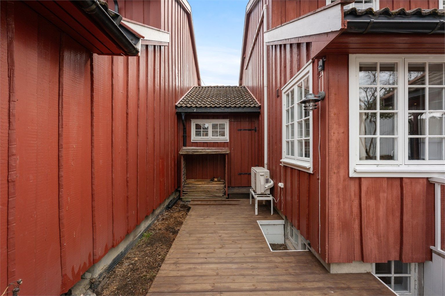 Garasjen har praktisk gjennomgang til hagen på baksiden.