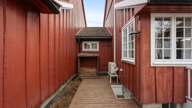 Garasjen har praktisk gjennomgang til hagen på baksiden.