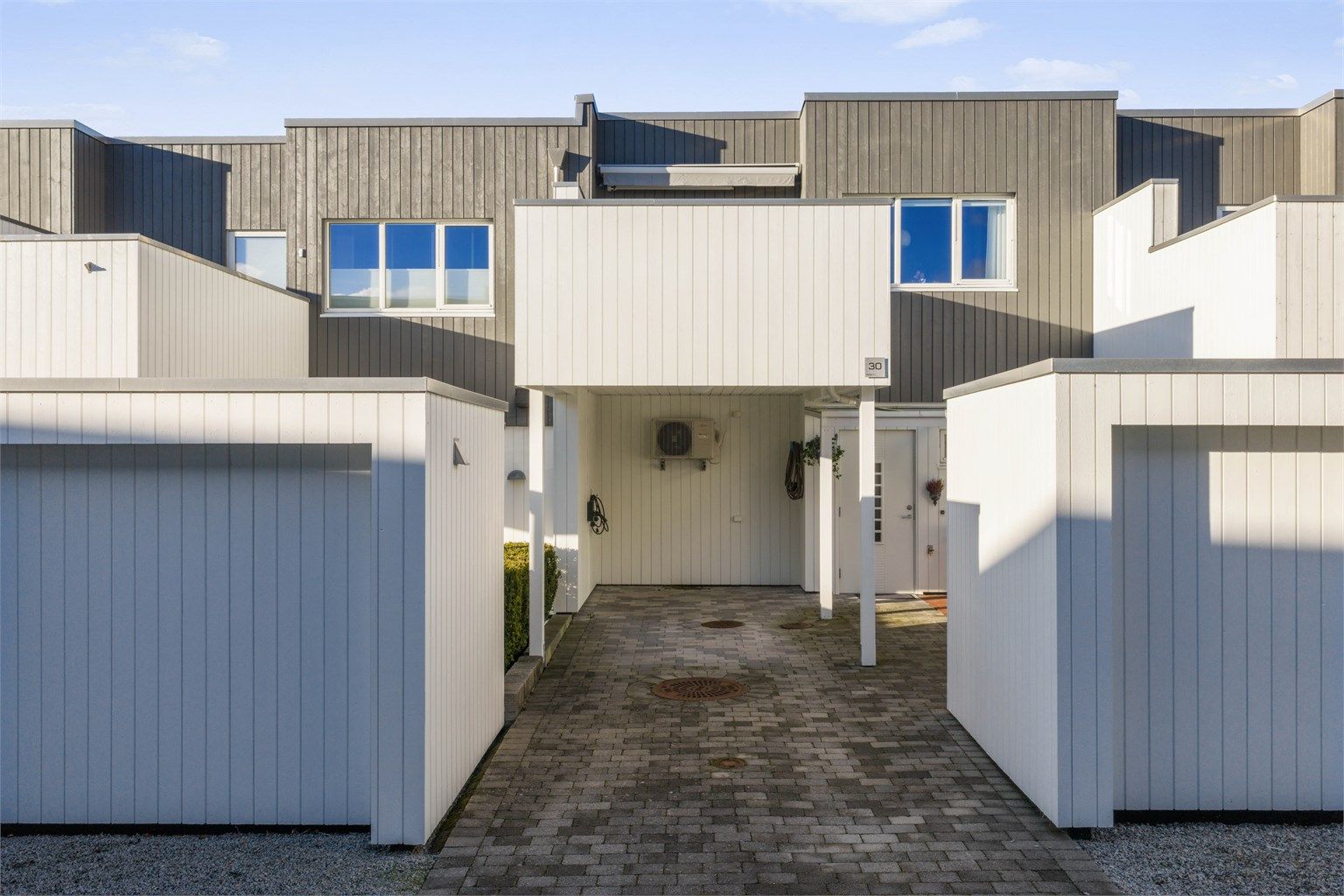 Carport / biloppstillingsplass med el-bil lader.