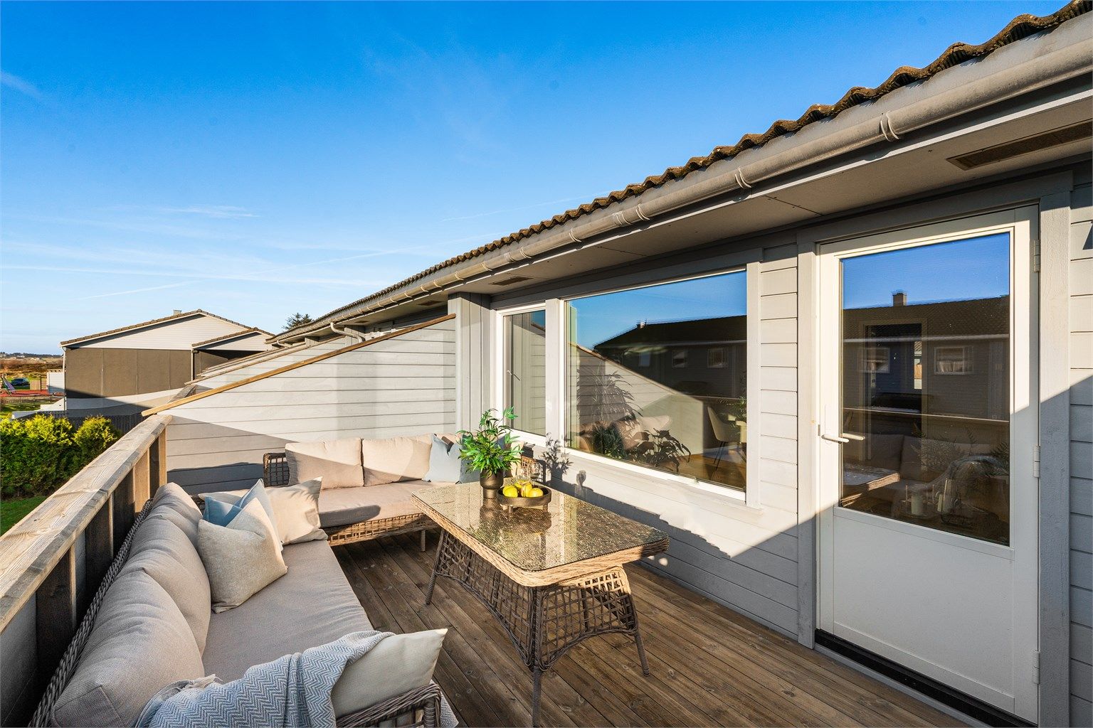 Boligen har solrik terrasse og hage mot vest, god plass til hagemøbler og grill.  