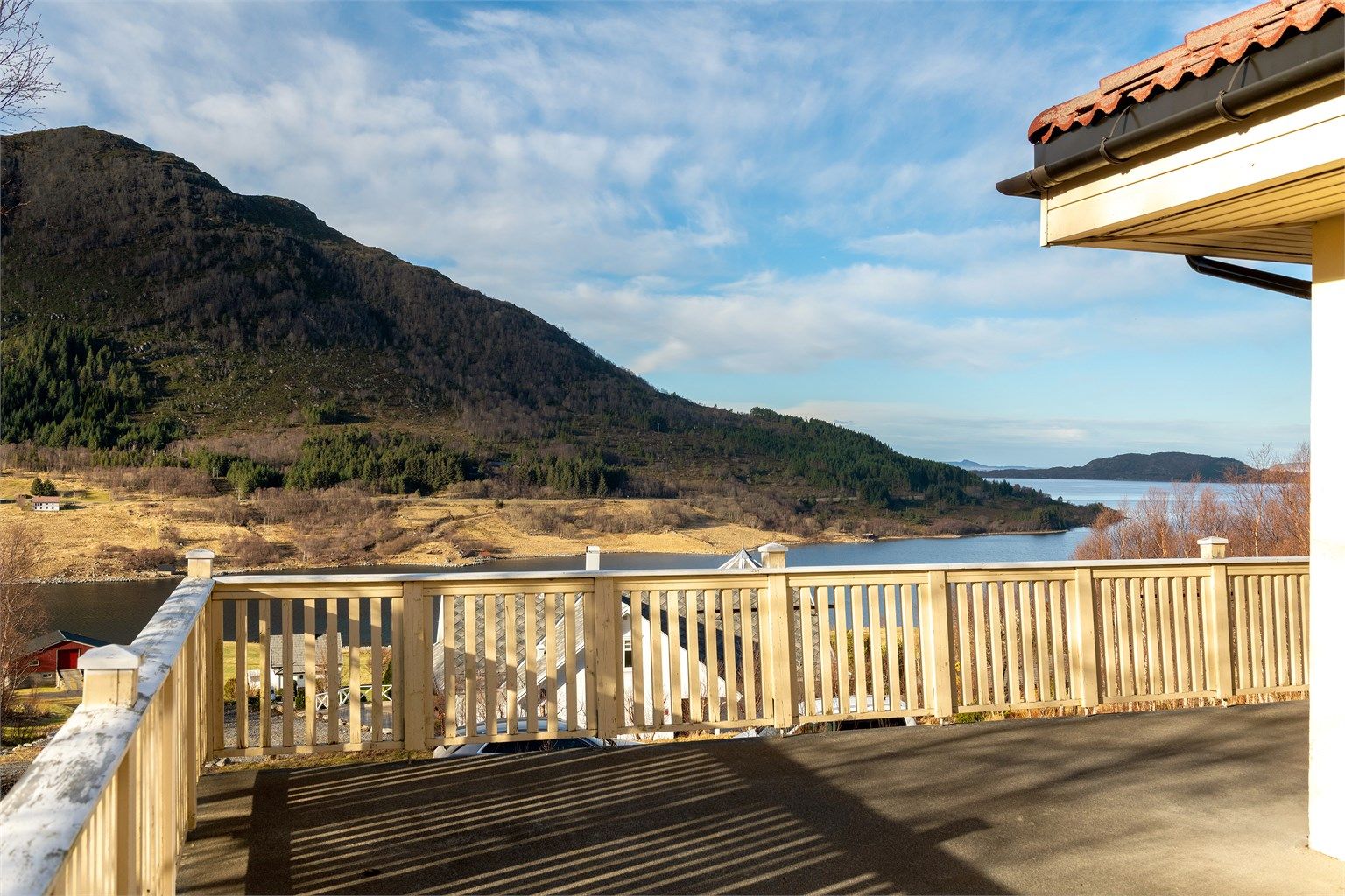 Nydelig utsikt mot fjord og fjell fra terrassen 
