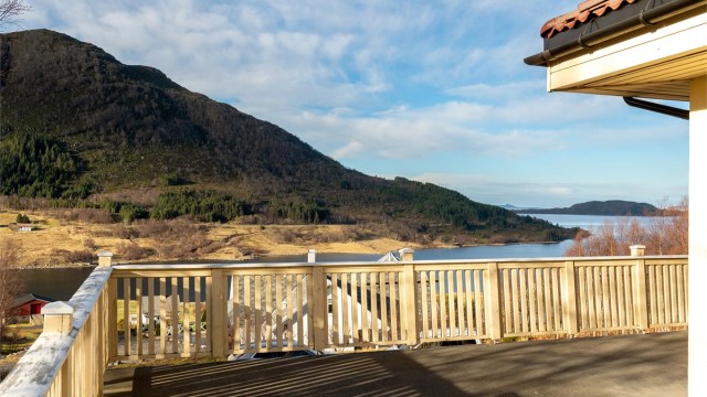 Nydelig utsikt mot fjord og fjell fra terrassen