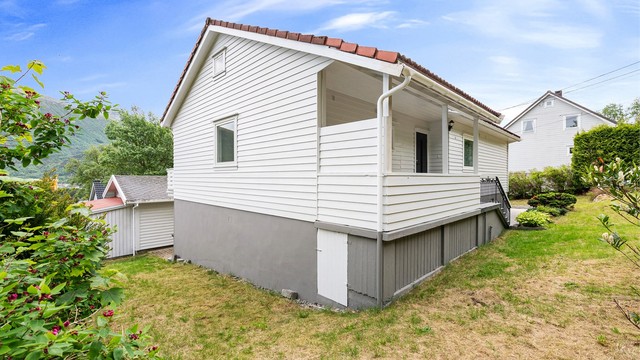 Ytterveggene er kledd med liggende trekledning.