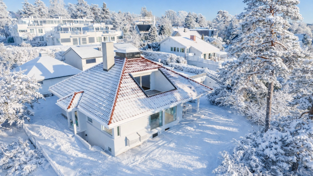 Velkommen til Nordseterveien 6 - Strøken og nyoppusset enebolig på 333 kvm presentert av Hamdi Kaptan v/Krogsveen Nordstrand. (AI generert vinter)